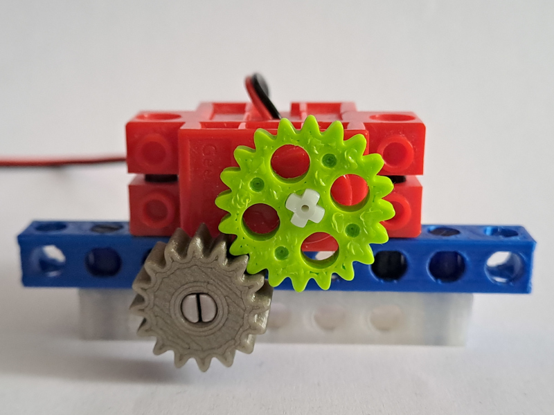 Pohled na ozubené BitBeam kolečko 20 nasazené na geekservo motoru.